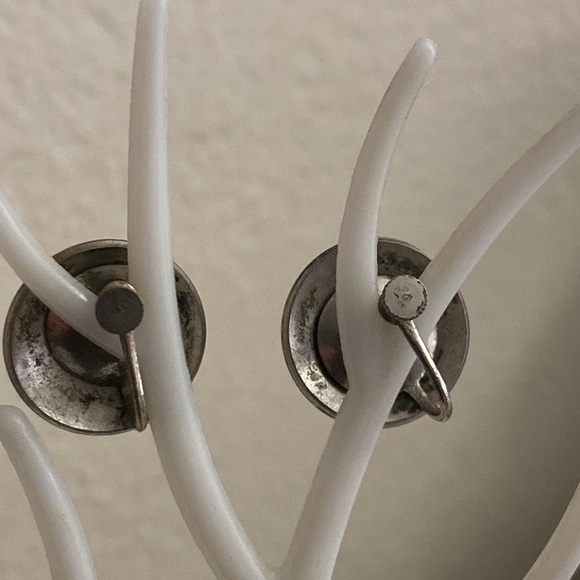 5/$10❤️❤️❤️Vintage 70s Silver Toned Circle’s Screw Back Earrings - Picture 2 of 3